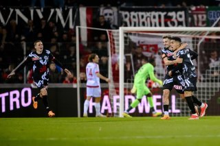 Joie des joueurs tessinois apre le premier but marque par le milieu luganais Yanis Cimignani, droite, lors de la demi-finale de la Coupe de Suisse de football entre FC Sion et FC Lugano le samedi 27 avril 2024 au stade de Tourbillon a Sion. (KEYSTONE/Jean-Christophe Bott)